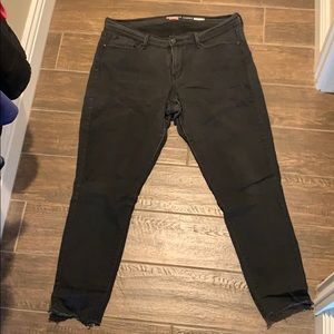 Denizen Levi’s curvy skinny black jeans